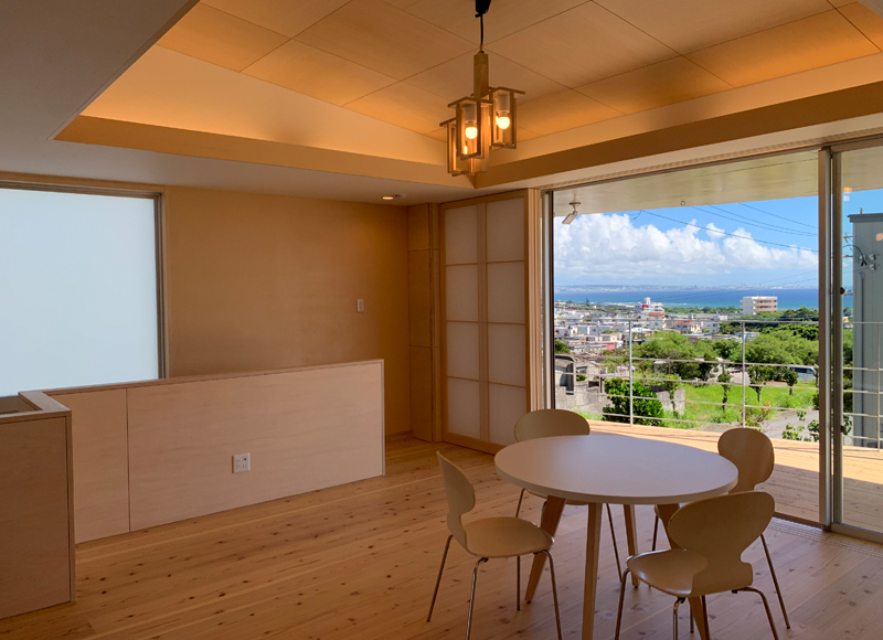 木と風光に心安らぐ
丘上に建つ２階リビングの家











