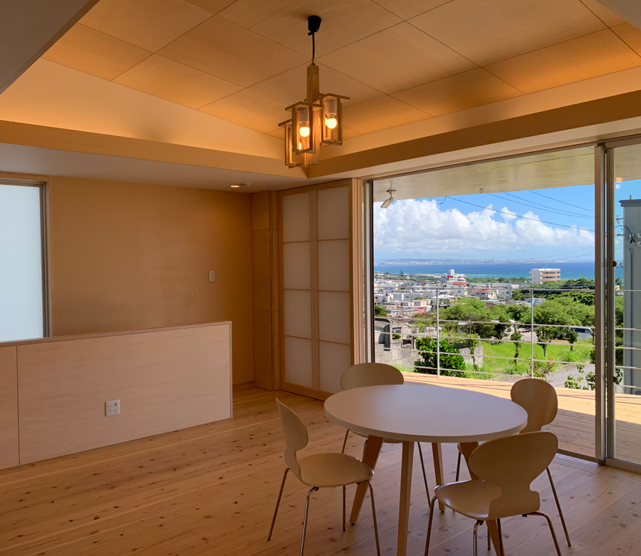 木と風光に心安らぐ
丘上に建つ２階リビングの家











