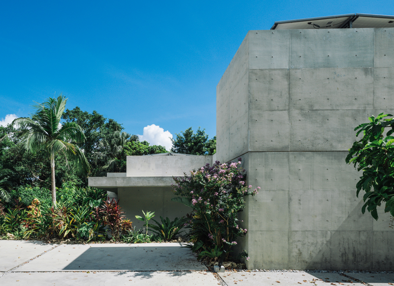 亜熱帯の力強い自然と戯れる
生き心地に優れた離島の家







