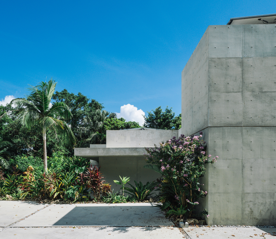 亜熱帯の力強い自然と戯れる
生き心地に優れた離島の家







