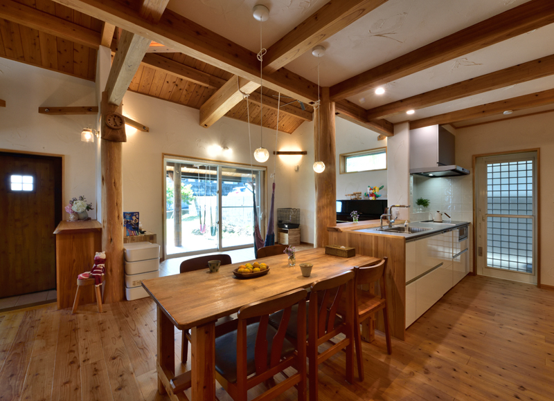 木の健やかな香りと
家族の笑顔あふれる
清澄感漂う無垢材の家