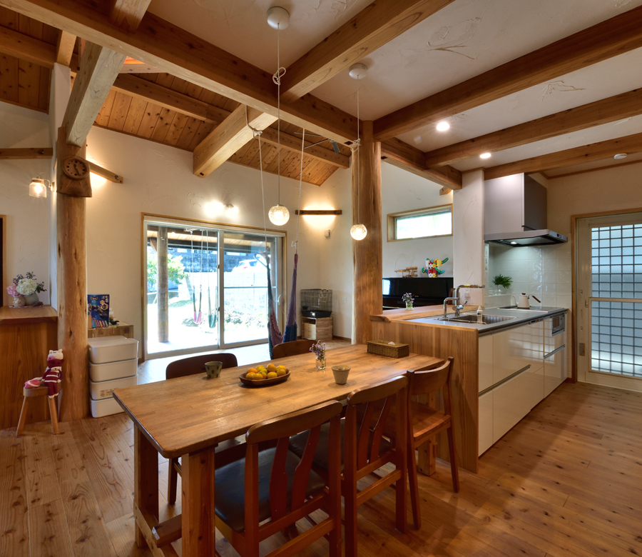 木の健やかな香りと
家族の笑顔あふれる
清澄感漂う無垢材の家