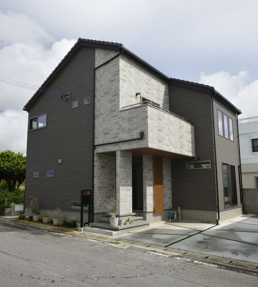 狭小地のイメージを払拭。光あふれる伸びやかな家