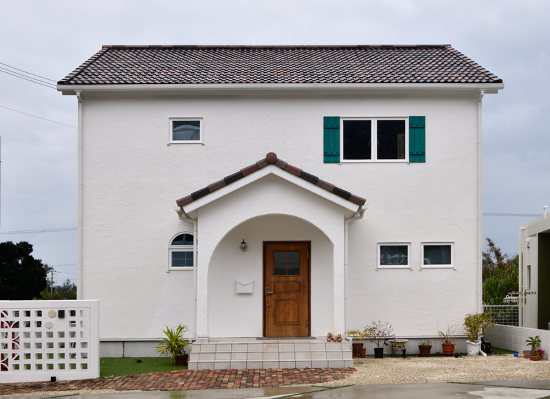 南フランス風の建物のなかは、
コンパクトな居住フロアと
大空間が広がる舞踊練場














