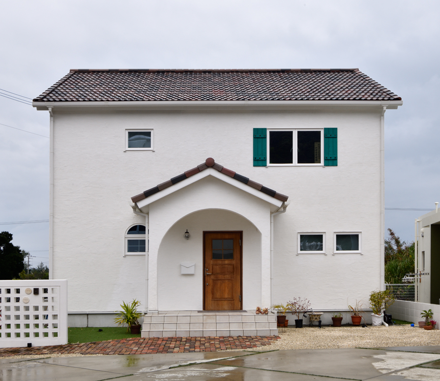 南フランス風の建物のなかは、
コンパクトな居住フロアと
大空間が広がる舞踊練場














