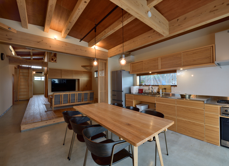 木の心地よさが隅々まで続く
土間的ダイニングのある家

















