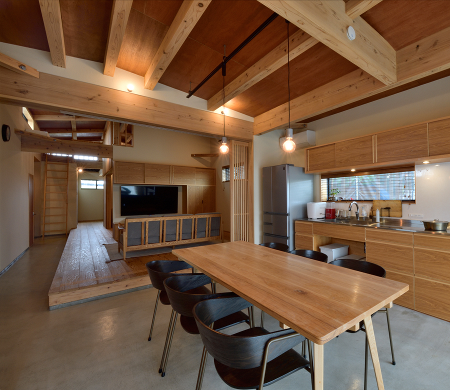 木の心地よさが隅々まで続く
土間的ダイニングのある家


















