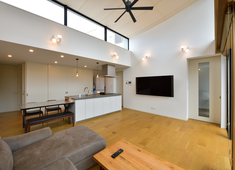 弓形の天井と一筆書きの外壁が
暮らしを優しく包む家