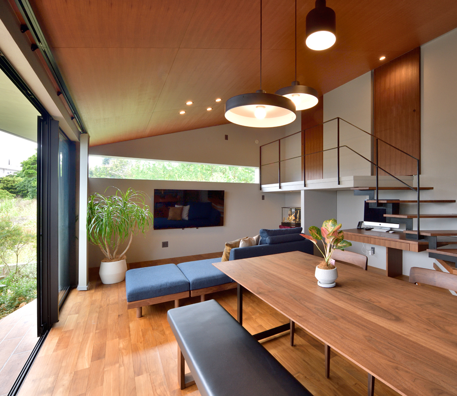 段差×勾配天井で魅せる
３層のフロアを持つ平屋の家



















