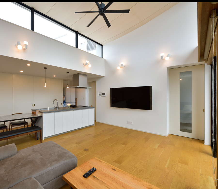 弓形の天井と一筆書きの外壁が
暮らしを優しく包む家