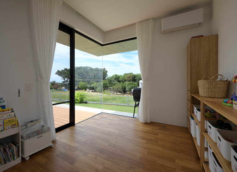 開けた眺望と青空に
家族の物語を描く家





















