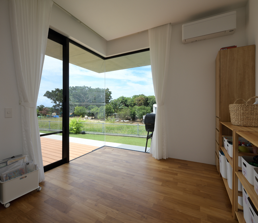 開けた眺望と青空に
家族の物語を描く家





















