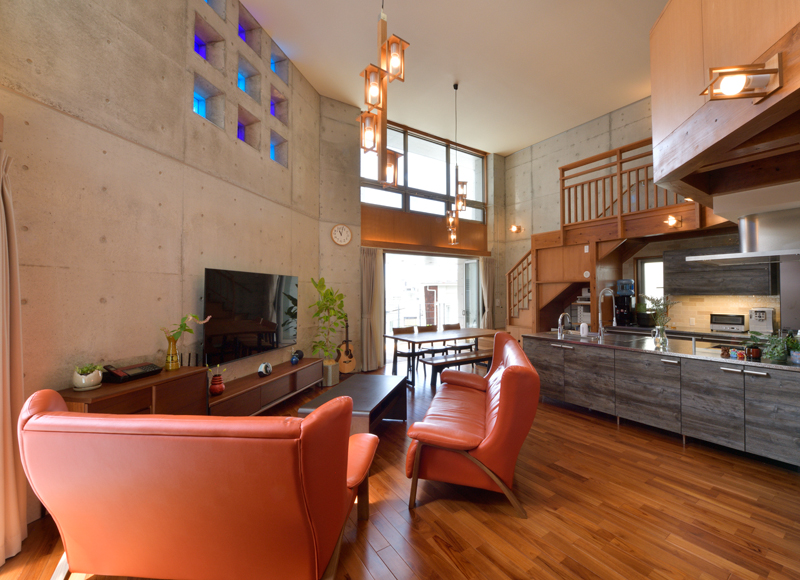 暮らしの真ん中に明かりが集まる
変形地を生かした２面大開口の家























