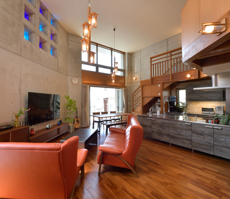 暮らしの真ん中に明かりが集まる
変形地を生かした２面大開口の家























