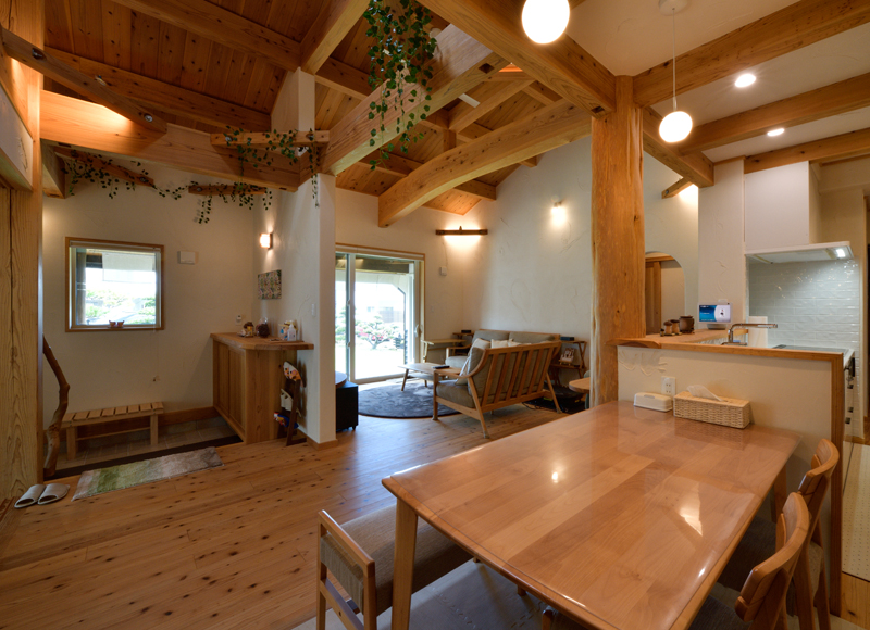 庭と暮らしが響き合う
健やかな時が流れる木の平屋