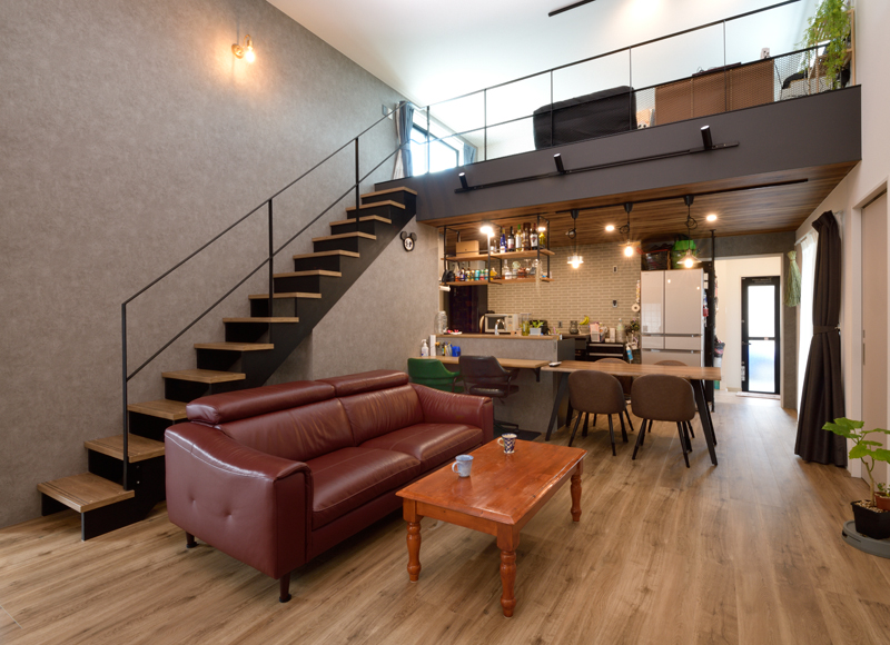 好きをバランスよく詰め込んだ
ロフト付きリビングのある平屋