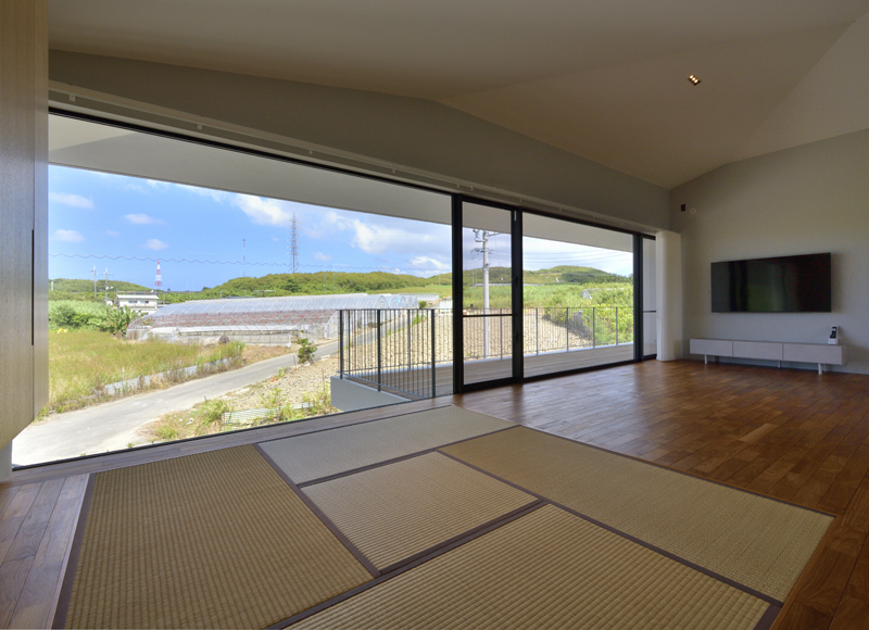 移動するたび空間の印象が変わる
屋根が居場所をつくる家
