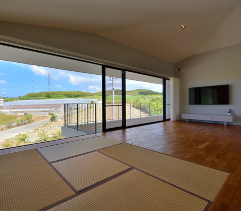 移動するたび空間の印象が変わる 屋根が居場所をつくる家