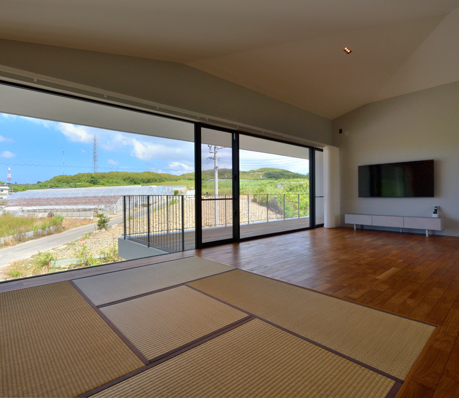 移動するたび空間の印象が変わる
屋根が居場所をつくる家
