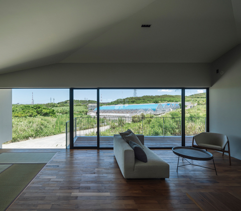 大開口の高さを抑えて水平ラインを強調しパノラマ写真のような風景を取り込む