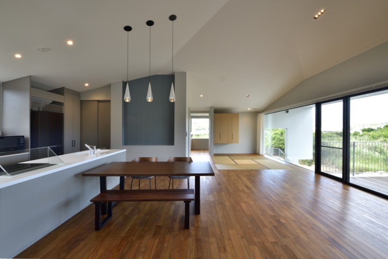 移動するたび空間の印象が変わる 屋根が居場所をつくる家