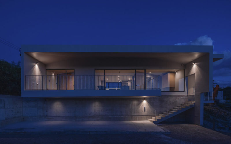 移動するたび空間の印象が変わる 屋根が居場所をつくる家