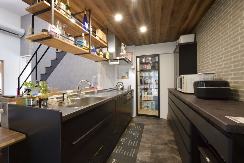 好きをバランスよく詰め込んだロフト付きリビングのある平屋