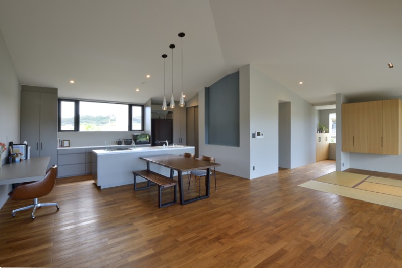 移動するたび空間の印象が変わる 屋根が居場所をつくる家