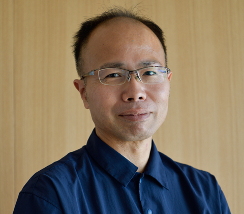 移動するたび空間の印象が変わる 屋根が居場所をつくる家