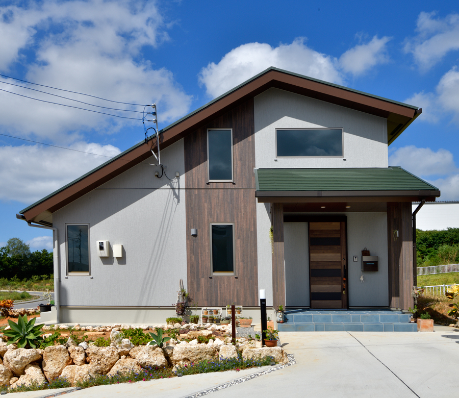 斜天井の吹き抜けに包まれた
2階建ての木造ワンルーム