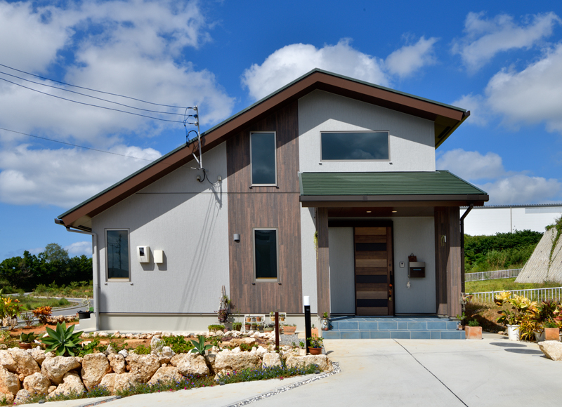 斜天井の吹き抜けに包まれた
2階建ての木造ワンルーム