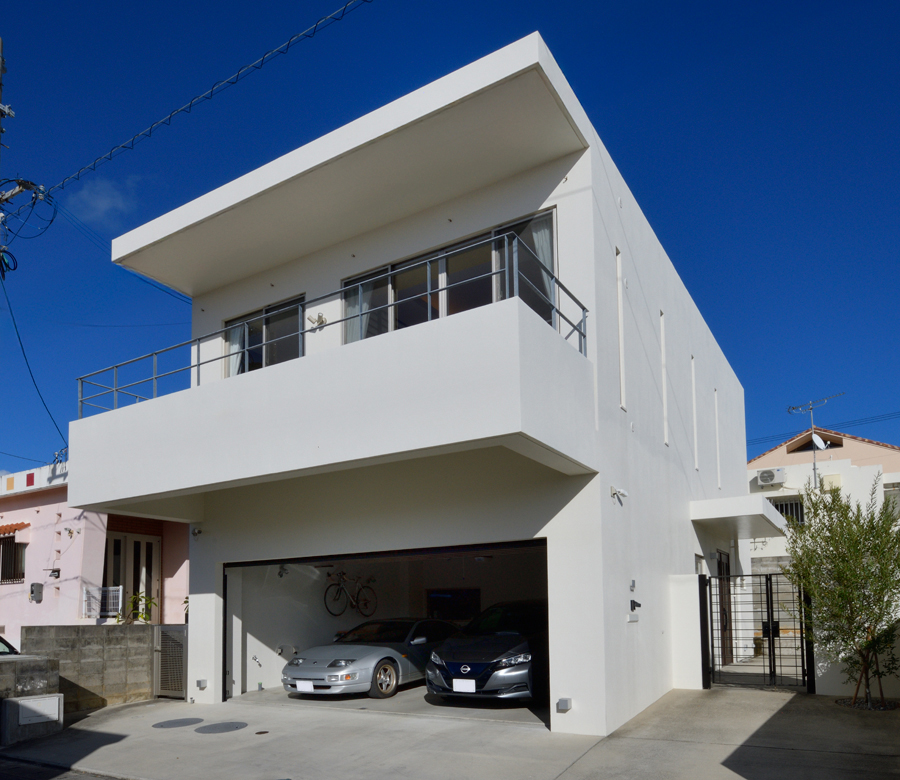 住宅街に建ち
海の眺望もかなえたガレージハウス



















