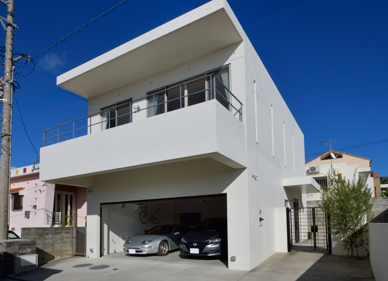 住宅街に建ち
海の眺望もかなえたガレージハウス



















