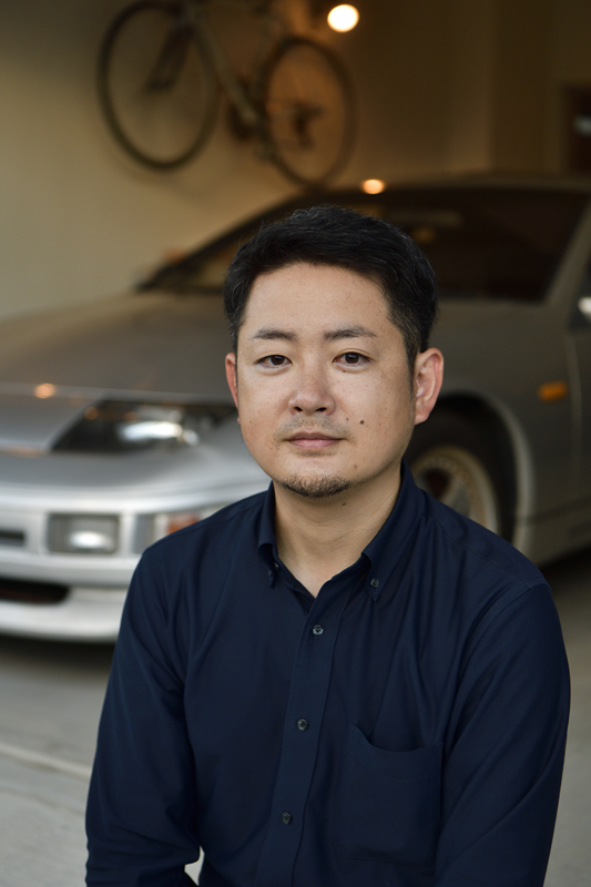 住宅街に建ち 海の眺望もかなえたガレージハウス