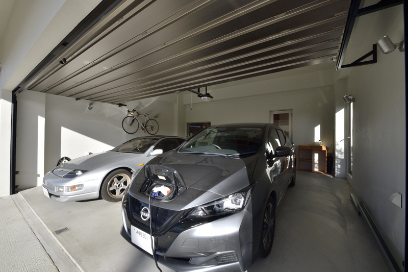 住宅街に建ち 海の眺望もかなえたガレージハウス