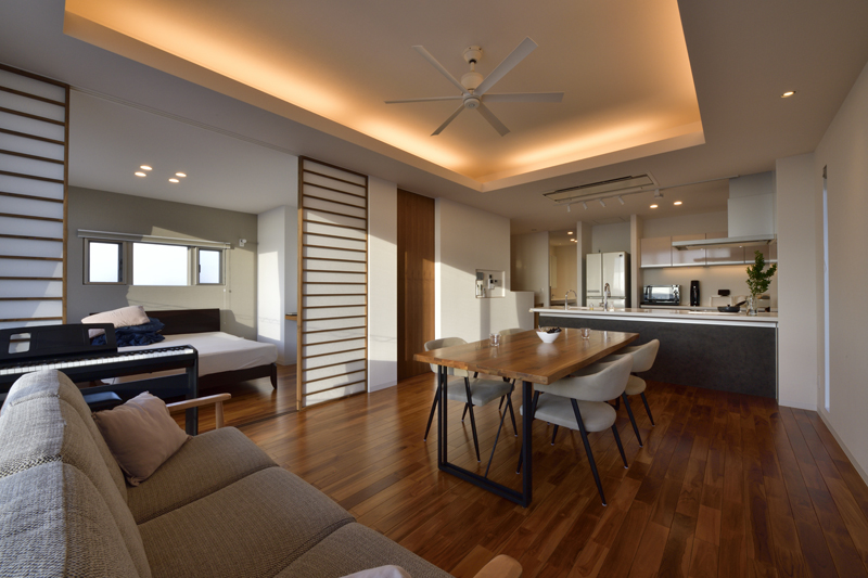 住宅街に建ち 海の眺望もかなえたガレージハウス