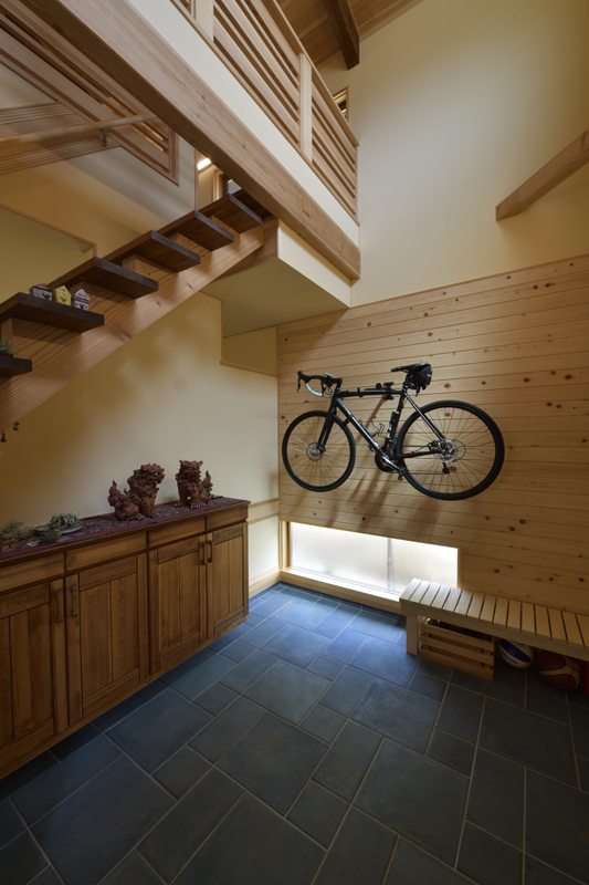 斜天井の吹き抜けに包まれた2階建ての木造ワンルーム