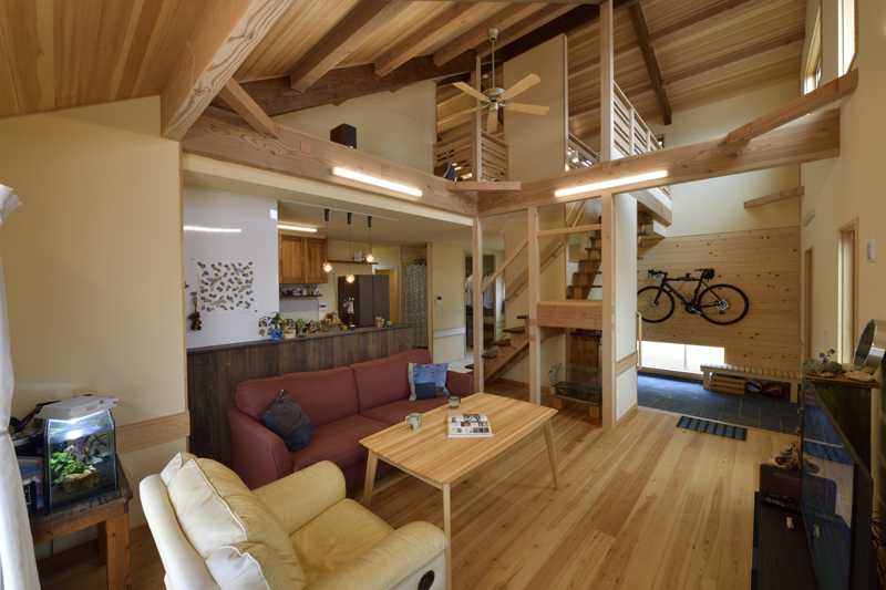 斜天井の吹き抜けに包まれた2階建ての木造ワンルーム