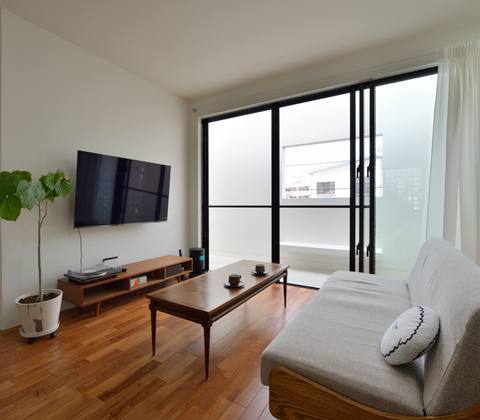 心地よい余白が暮らしを整える ２面テラスに囲まれたミニマルな家