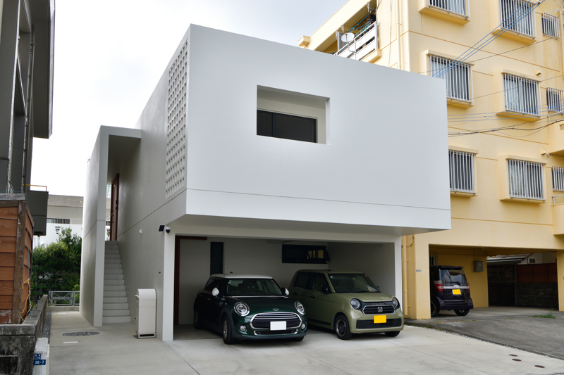 心地よい余白が暮らしを整える 2面テラスに囲まれたミニマルな家