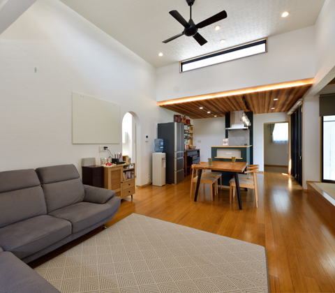 光と動線を丁寧に編み込んだ カフェテイストの爽やかな平屋