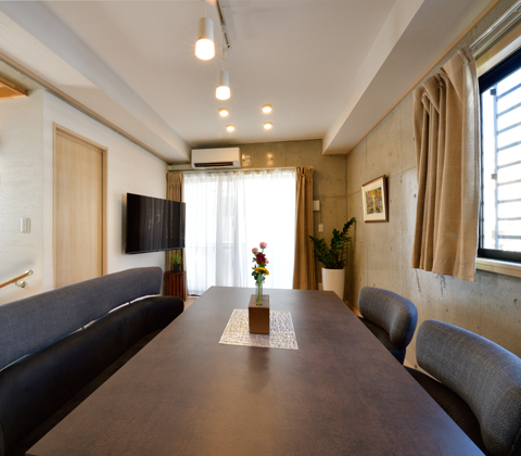 住まいの機能をフロアごとに集約、コンパクトかつ団らんを深める家