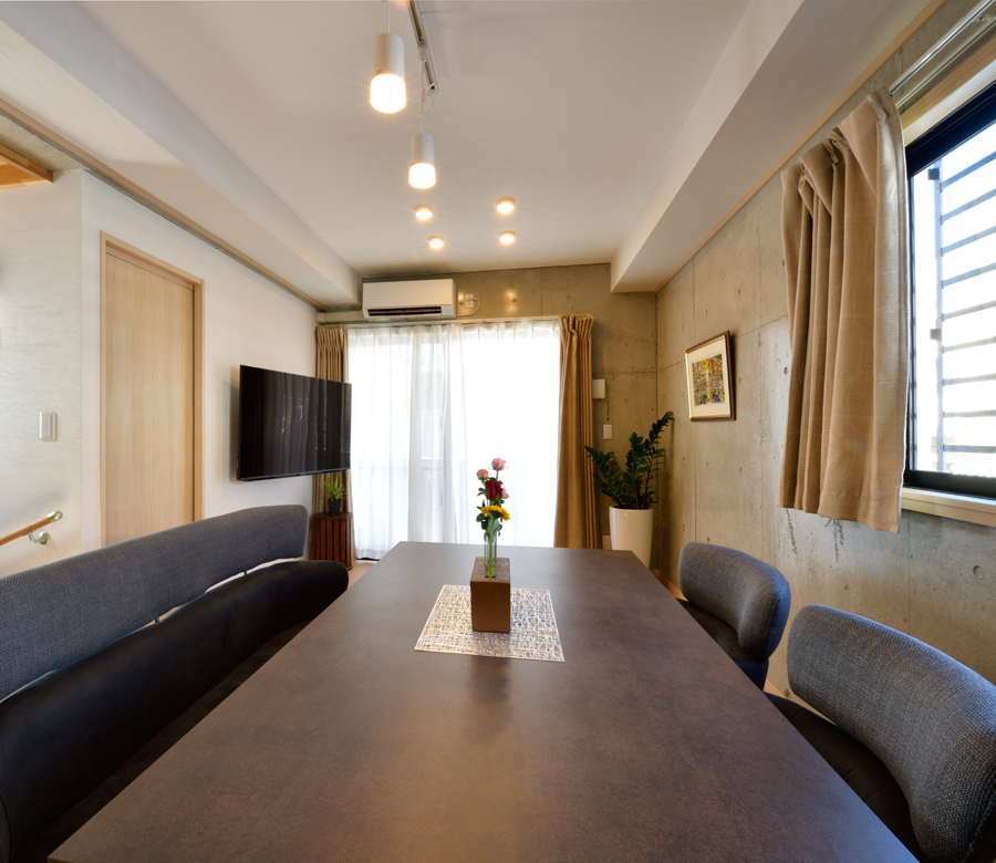 住まいの機能をフロアごとに集約、
コンパクトかつ団らんを深める家