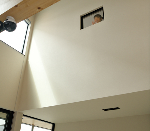 吹き抜けに開く室内窓で顔を見ながらコミュニケーション