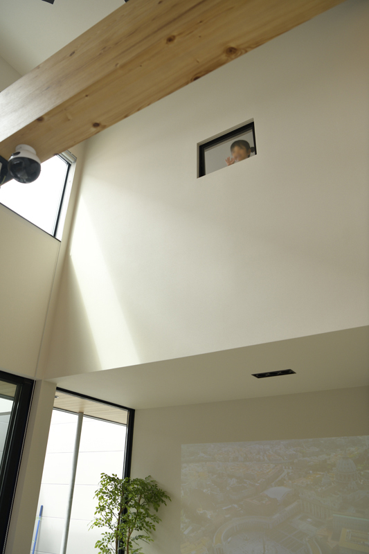 吹き抜けに開く室内窓で顔を見ながらコミュニケーション