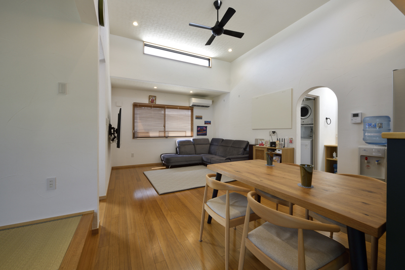 光と動線を丁寧に編み込んだ カフェテイストの爽やかな平屋