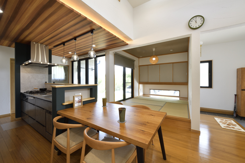 光と動線を丁寧に編み込んだ カフェテイストの爽やかな平屋