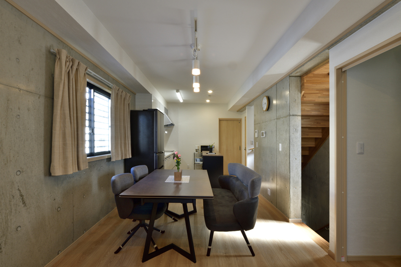 住まいの機能をフロアごとに集約、コンパクトかつ団らんを深める家