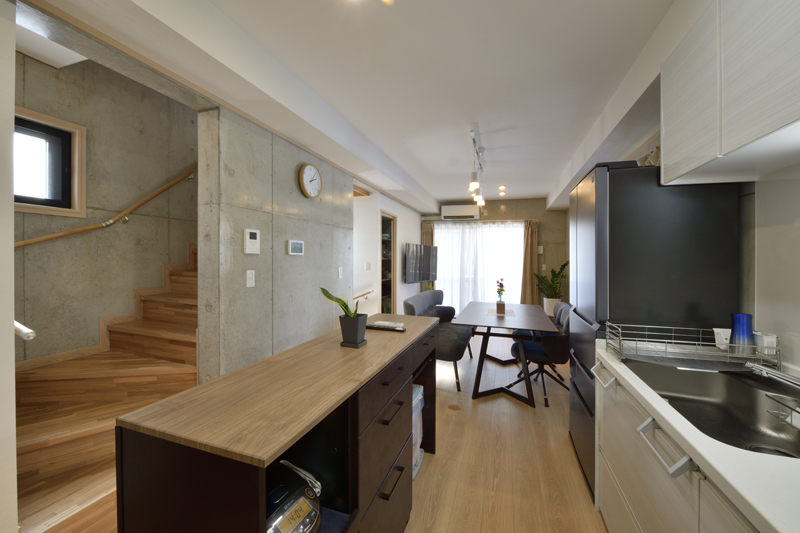 住まいの機能をフロアごとに集約、コンパクトかつ団らんを深める家