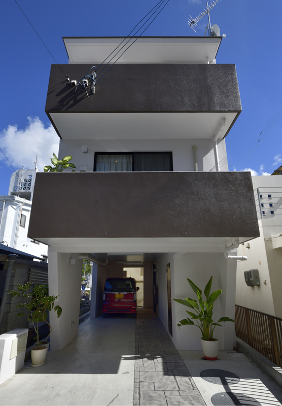 住まいの機能をフロアごとに集約、コンパクトかつ団らんを深める家